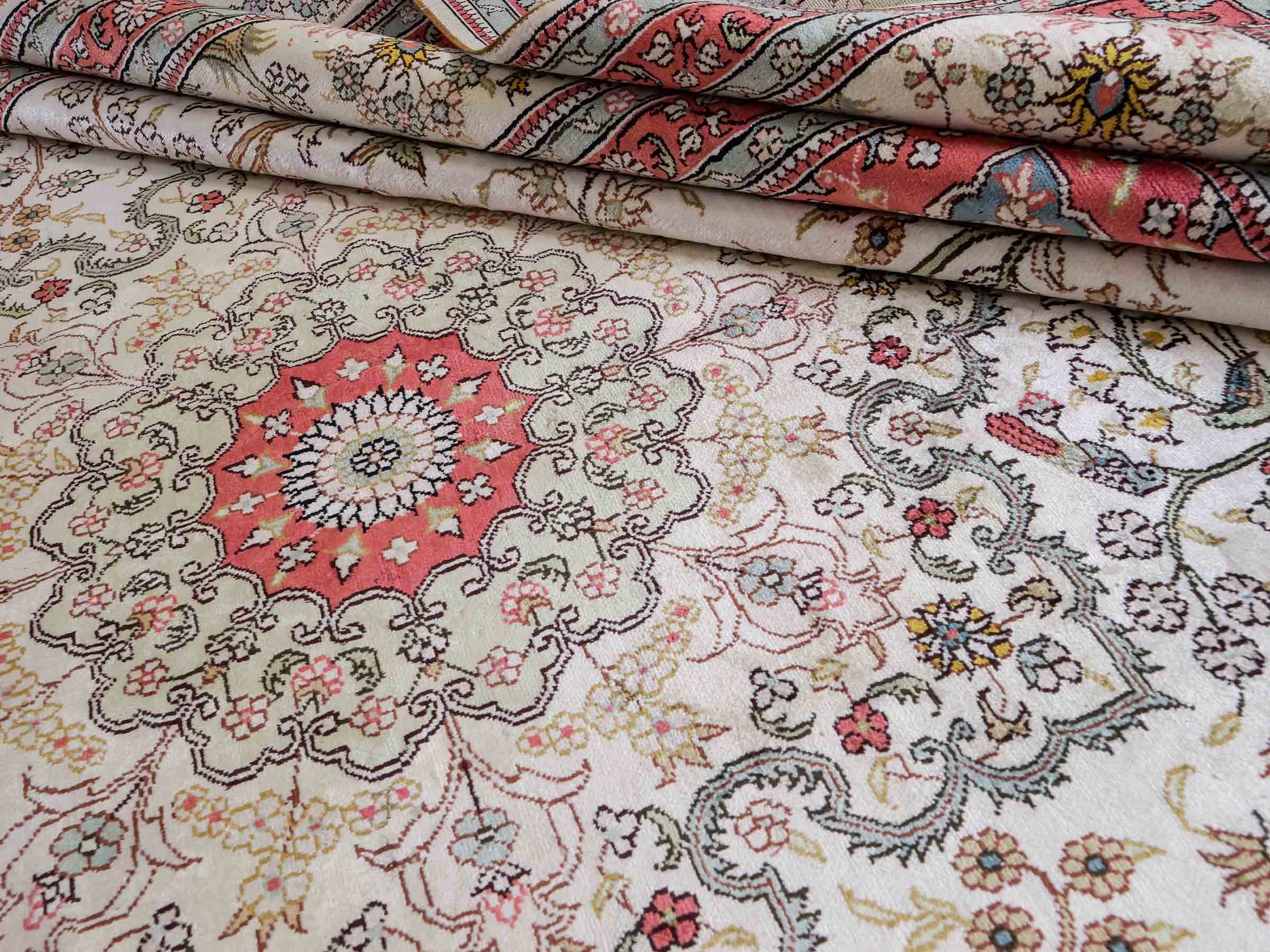 Feiner, handgeknüpfter, chinesischer Orientteppich mit Ghom Design aus Viskose, creme, weiß, rosa. 359x273 cm. Verkauf durch Jupiter Intl.