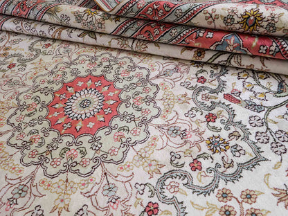 Feiner, handgeknüpfter, chinesischer Orientteppich mit Ghom Design aus Viskose, creme, weiß, rosa. 359x273 cm. Verkauf durch Jupiter Intl.