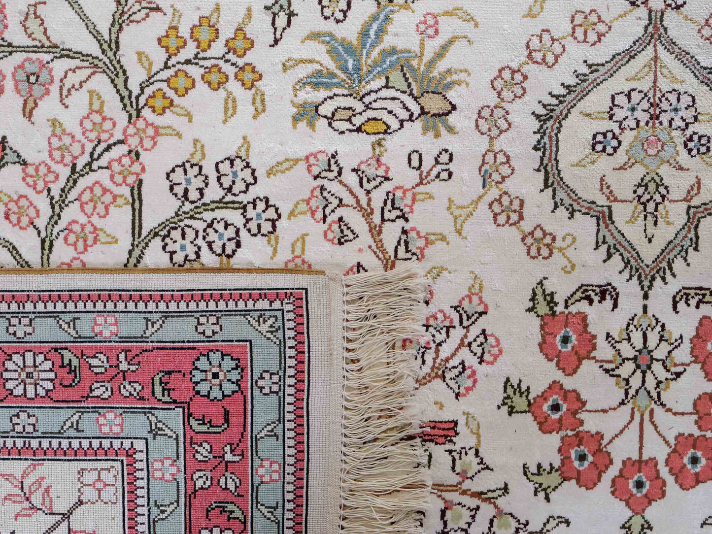 Feiner, handgeknüpfter, chinesischer Orientteppich mit Ghom Design aus Viskose, creme, weiß, rosa. 359x273 cm. Verkauf durch Jupiter Intl.