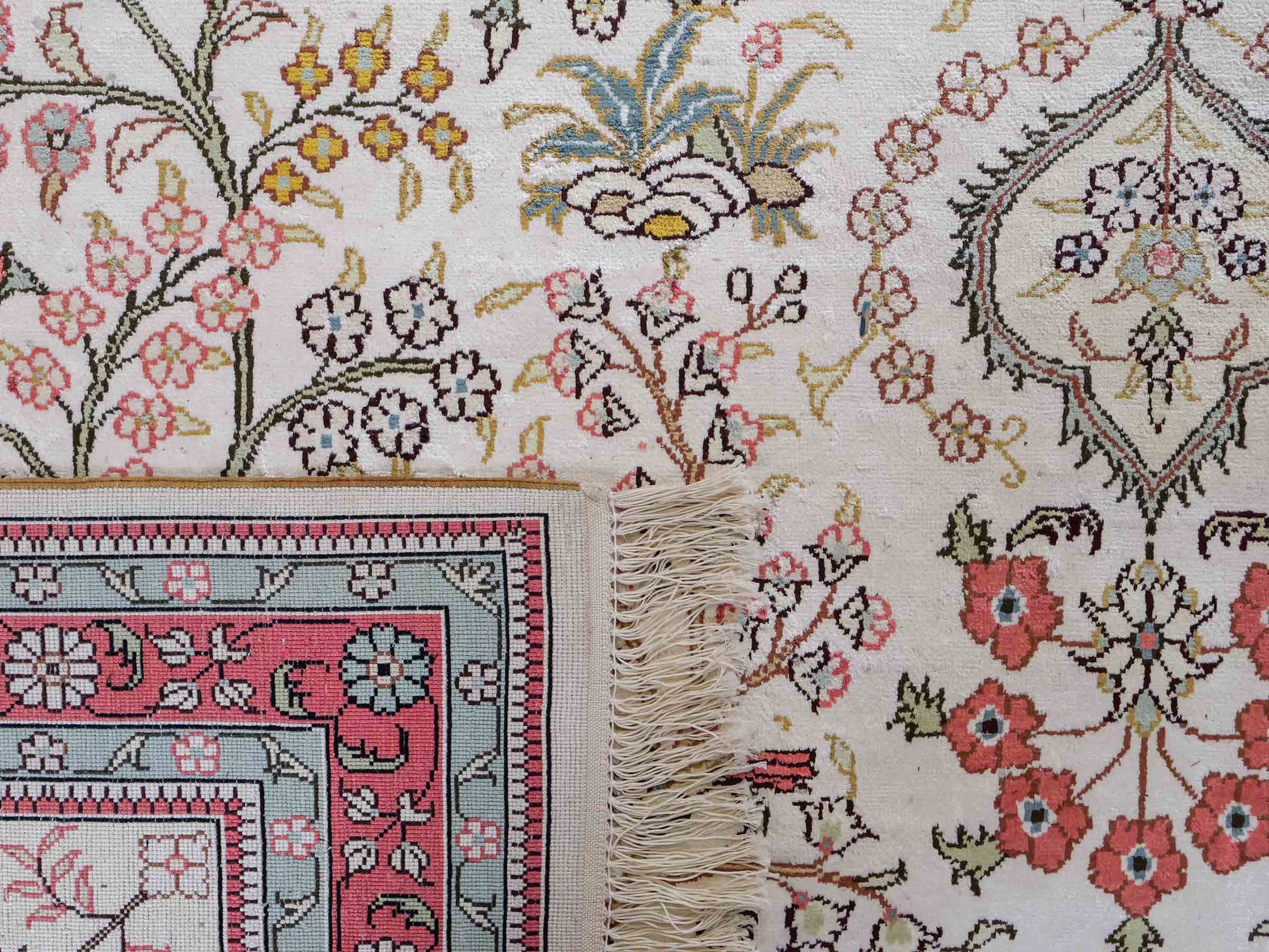 Feiner, handgeknüpfter, chinesischer Orientteppich mit Ghom Design aus Viskose, creme, weiß, rosa. 359x273 cm. Verkauf durch Jupiter Intl.