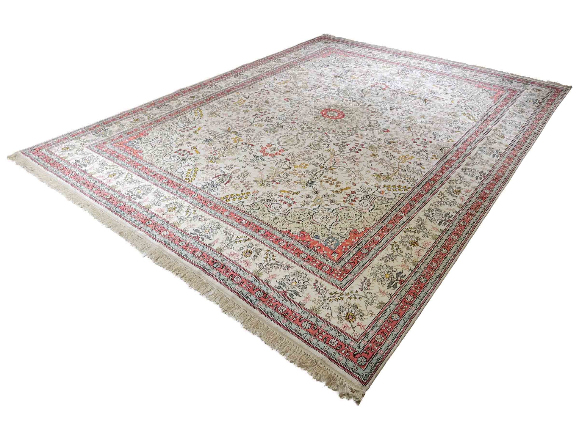 Feiner, handgeknüpfter, chinesischer Orientteppich mit Ghom Design aus Viskose, creme, weiß, rosa. 359x273 cm. Verkauf durch Jupiter Intl.