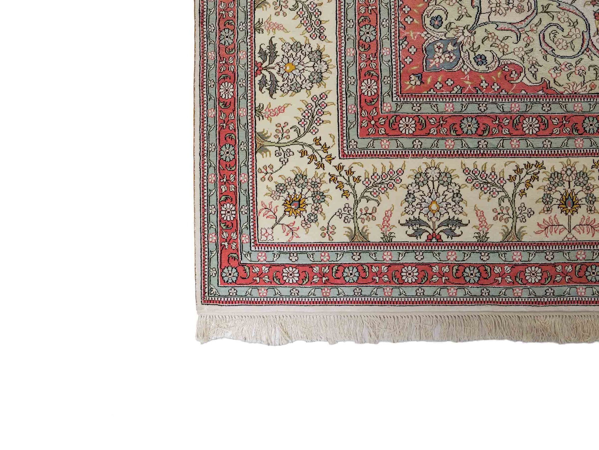 Feiner, handgeknüpfter, chinesischer Orientteppich mit Ghom Design aus Viskose, creme, weiß, rosa. 359x273 cm. Verkauf durch Jupiter Intl.