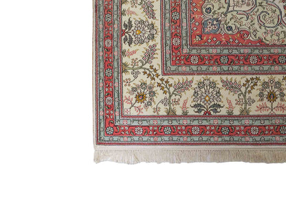 Feiner, handgeknüpfter, chinesischer Orientteppich mit Ghom Design aus Viskose, creme, weiß, rosa. 359x273 cm. Verkauf durch Jupiter Intl.