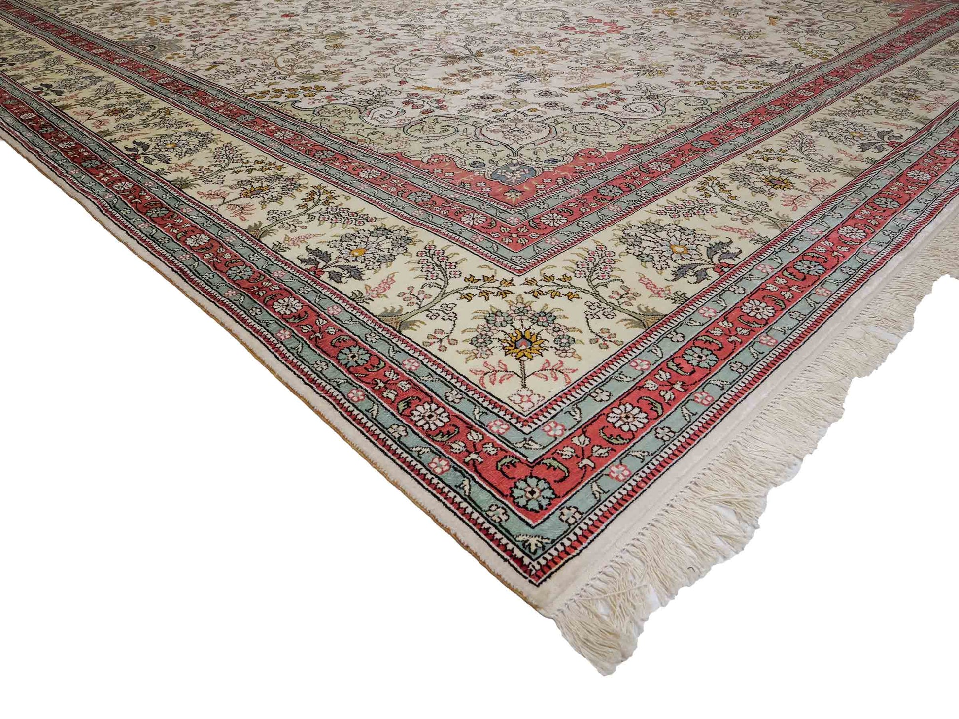 Feiner, handgeknüpfter, chinesischer Orientteppich mit Ghom Design aus Viskose, creme, weiß, rosa. 359x273 cm. Verkauf durch Jupiter Intl.