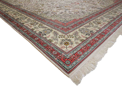 Feiner, handgeknüpfter, chinesischer Orientteppich mit Ghom Design aus Viskose, creme, weiß, rosa. 359x273 cm. Verkauf durch Jupiter Intl.