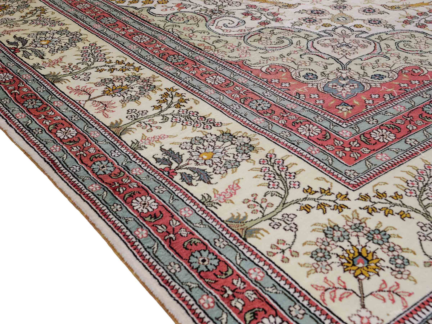 Feiner, handgeknüpfter, chinesischer Orientteppich mit Ghom Design aus Viskose, creme, weiß, rosa. 359x273 cm. Verkauf durch Jupiter Intl.