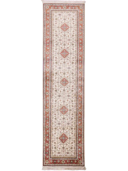 Sehr feiner, handgeknüpfter, chinesischer Orientteppich Läufer mit Hereke Design aus Viskose, creme, weiß, rosa. 309x78 cm. Verkauf durch Jupiter Intl.