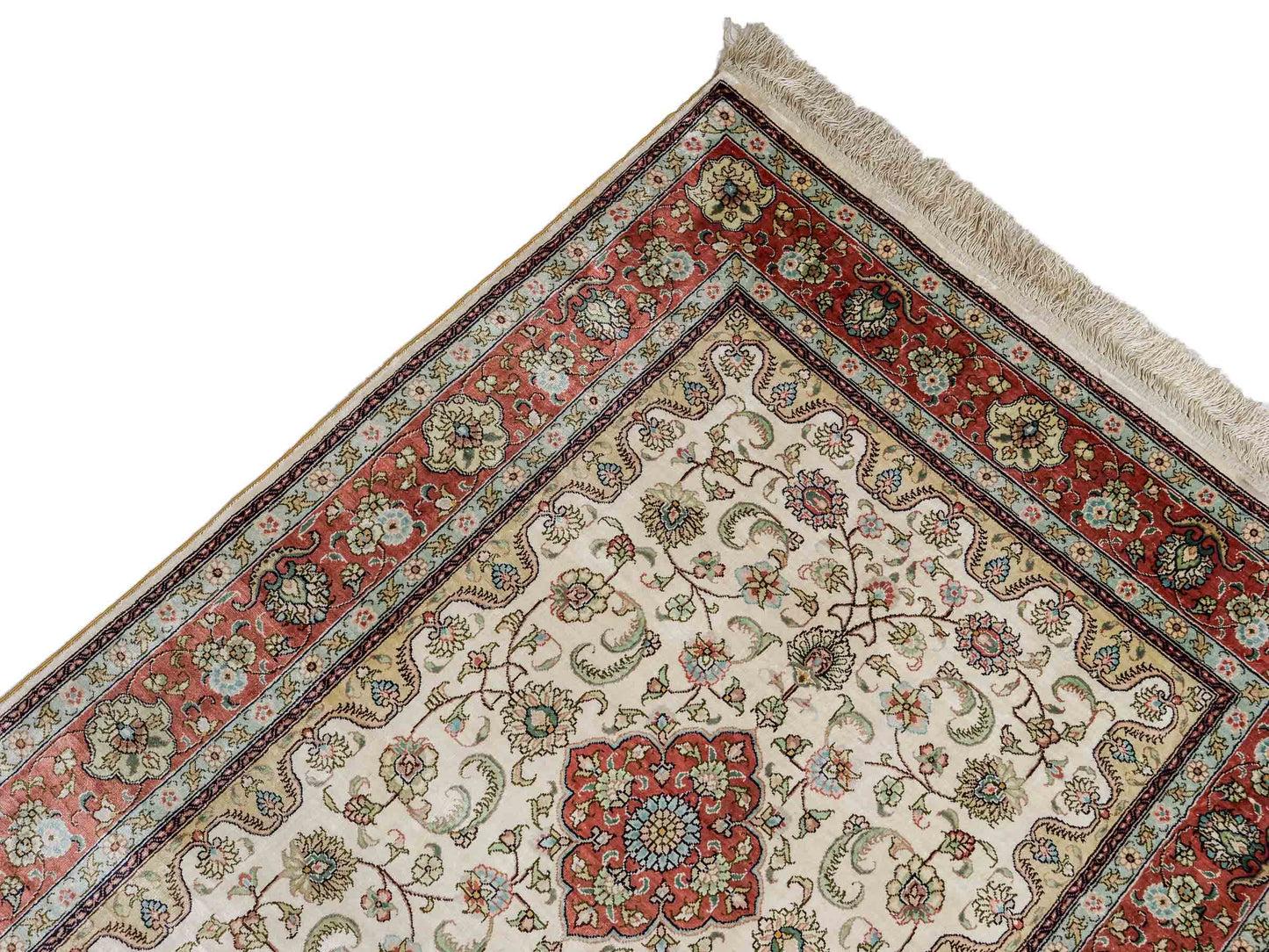 Sehr feiner, handgeknüpfter, chinesischer Orientteppich Läufer mit Hereke Design aus Viskose, creme, weiß, rosa. 309x78 cm. Verkauf durch Jupiter Intl.