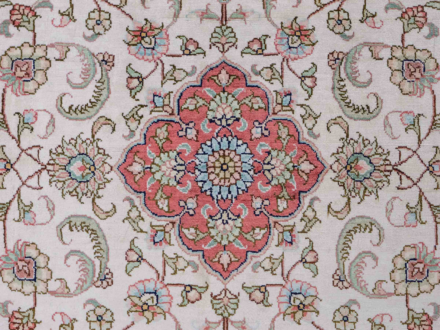 Sehr feiner, handgeknüpfter, chinesischer Orientteppich Läufer mit Hereke Design aus Viskose, creme, weiß, rosa. 309x78 cm. Verkauf durch Jupiter Intl.