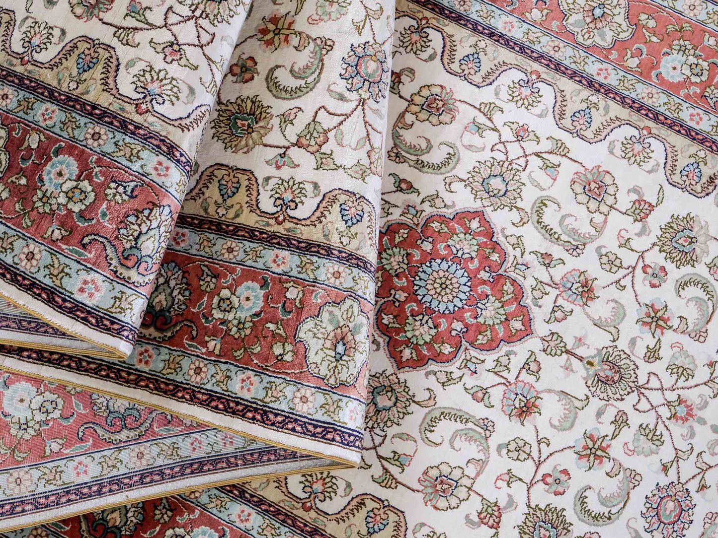 Sehr feiner, handgeknüpfter, chinesischer Orientteppich Läufer mit Hereke Design aus Viskose, creme, weiß, rosa. 309x78 cm. Verkauf durch Jupiter Intl.