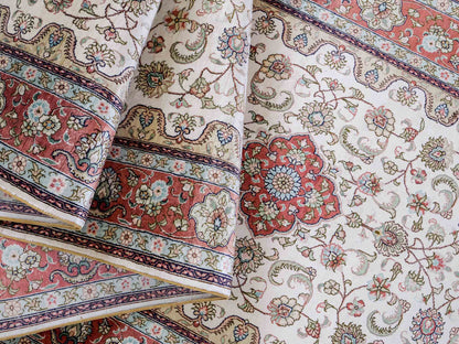 Sehr feiner, handgeknüpfter, chinesischer Orientteppich Läufer mit Hereke Design aus Viskose, creme, weiß, rosa. 309x78 cm. Verkauf durch Jupiter Intl.