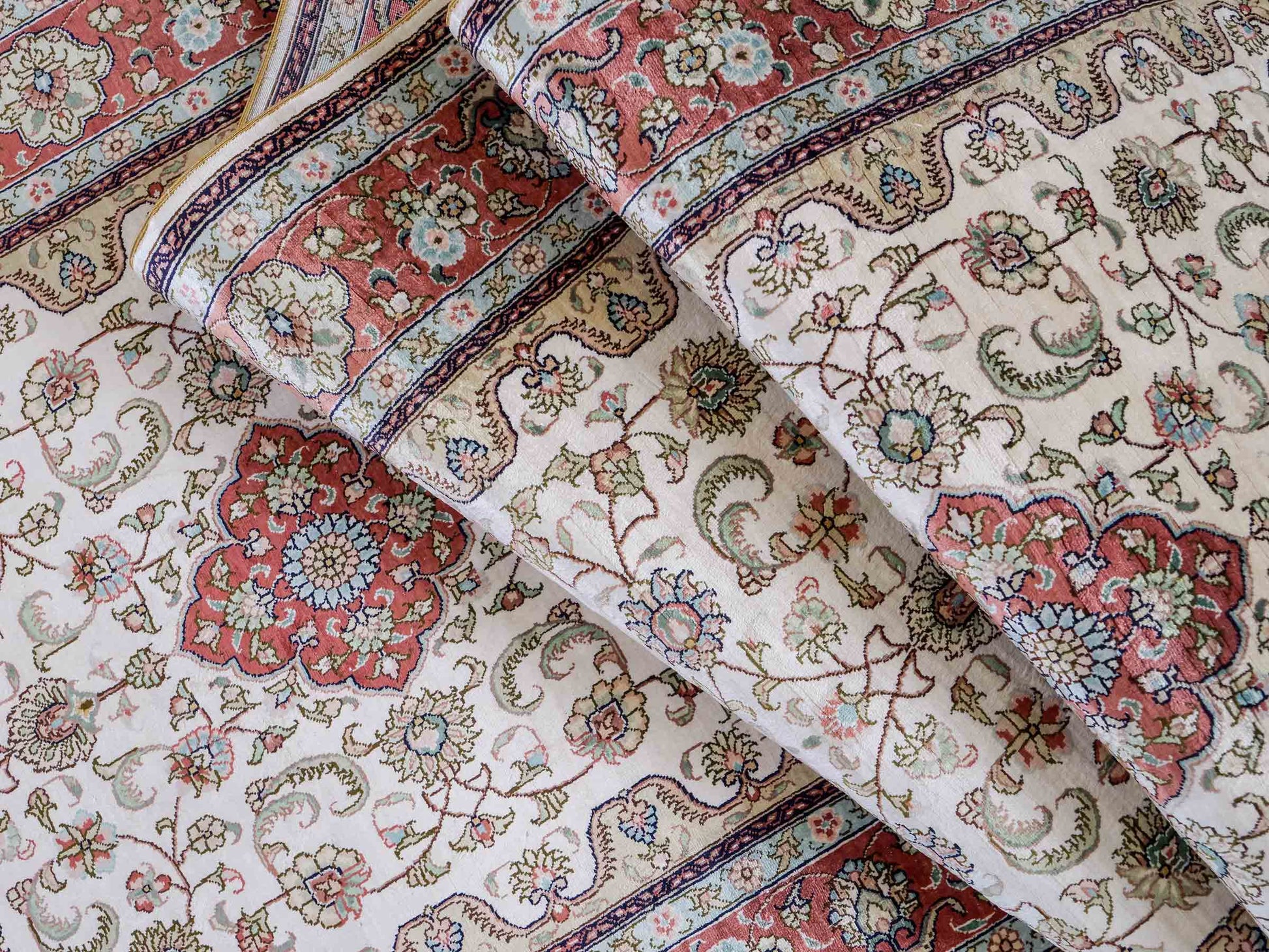 Sehr feiner, handgeknüpfter, chinesischer Orientteppich Läufer mit Hereke Design aus Viskose, creme, weiß, rosa. 309x78 cm. Verkauf durch Jupiter Intl.