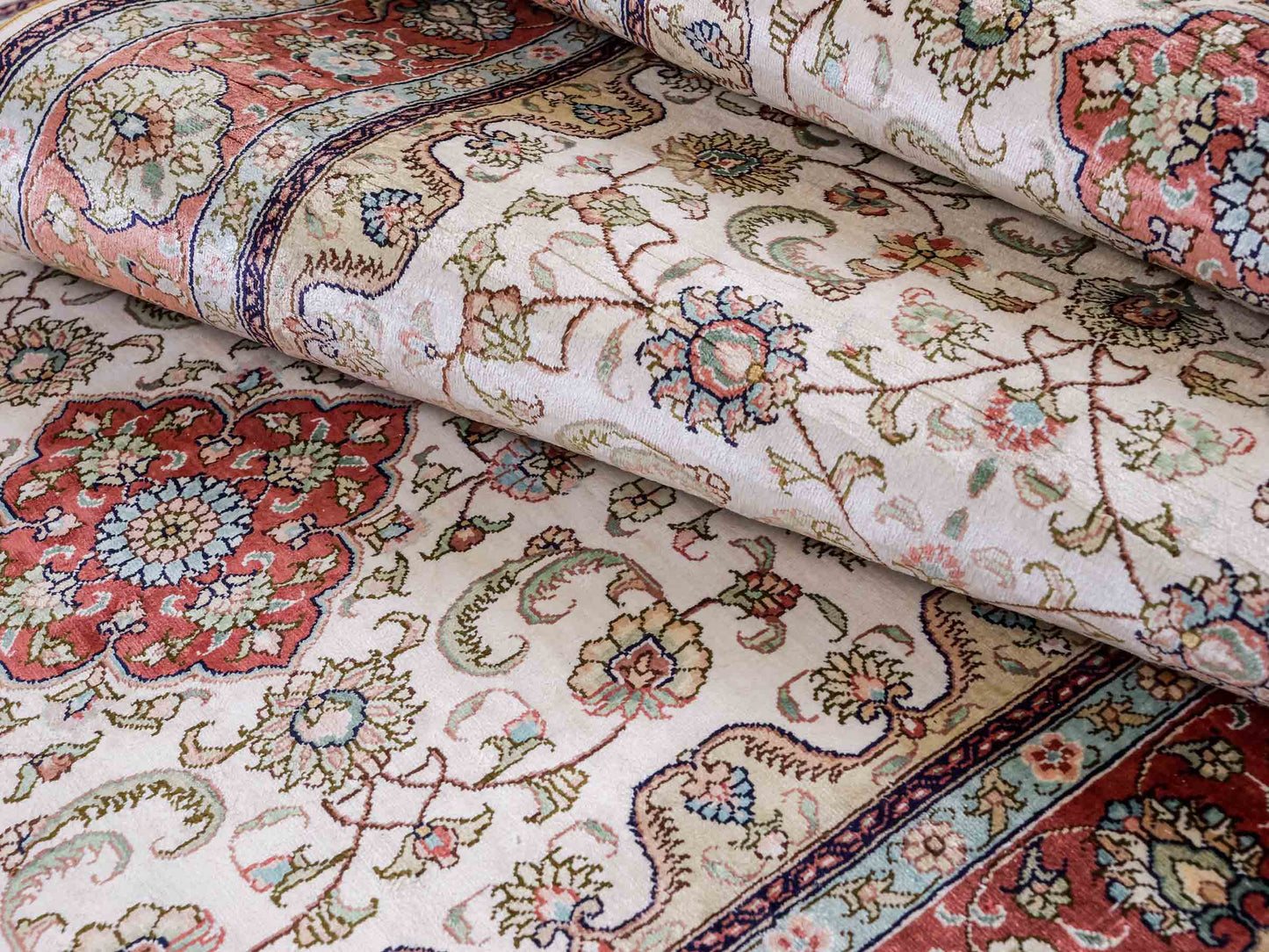 Sehr feiner, handgeknüpfter, chinesischer Orientteppich Läufer mit Hereke Design aus Viskose, creme, weiß, rosa. 309x78 cm. Verkauf durch Jupiter Intl.
