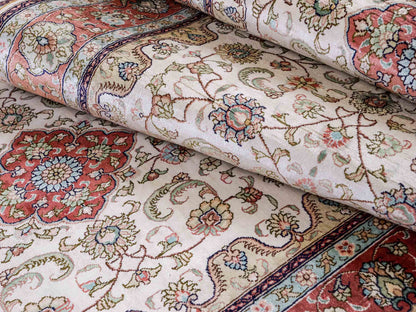 Sehr feiner, handgeknüpfter, chinesischer Orientteppich Läufer mit Hereke Design aus Viskose, creme, weiß, rosa. 309x78 cm. Verkauf durch Jupiter Intl.