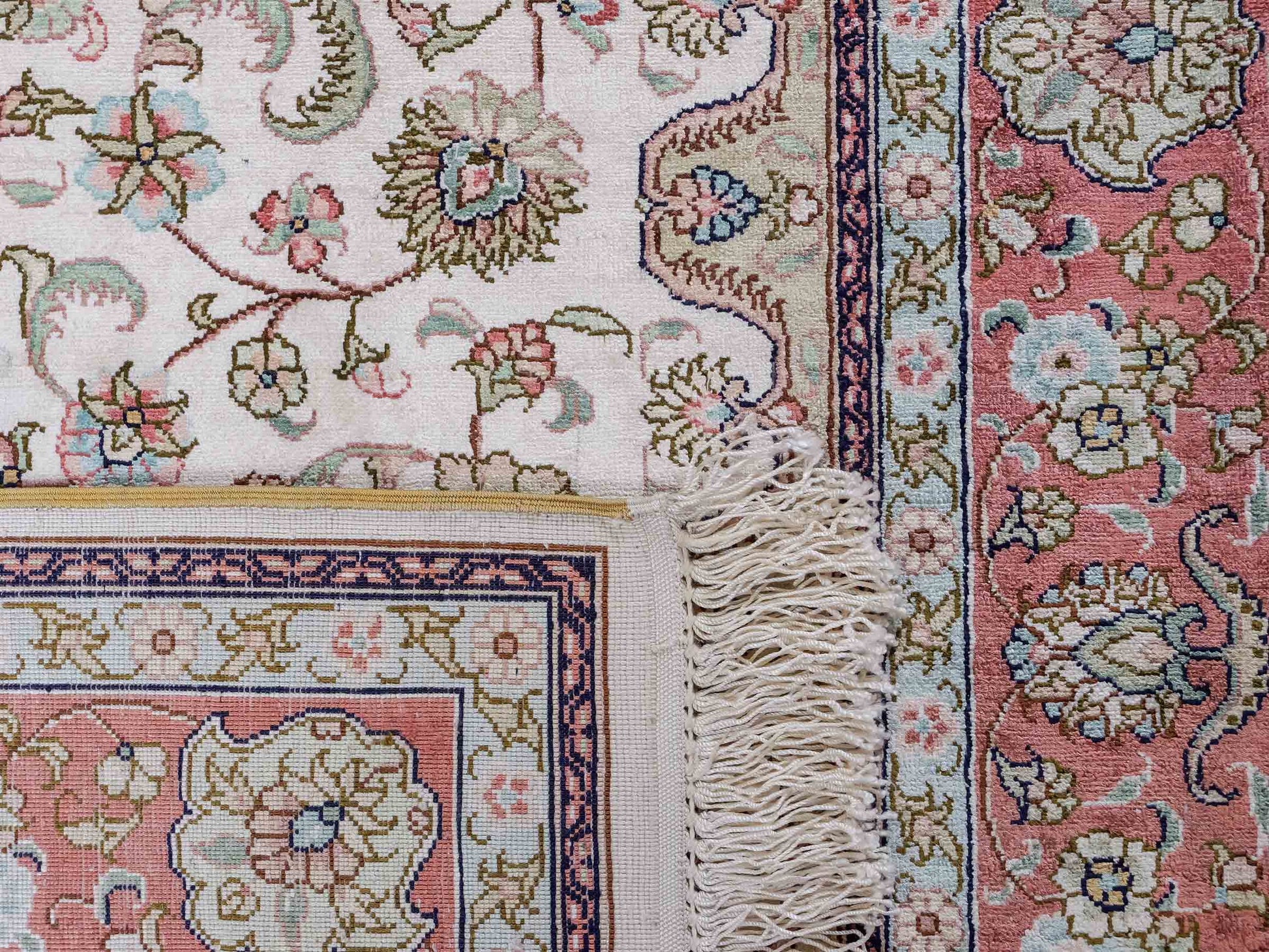 Sehr feiner, handgeknüpfter, chinesischer Orientteppich Läufer mit Hereke Design aus Viskose, creme, weiß, rosa. 309x78 cm. Verkauf durch Jupiter Intl.