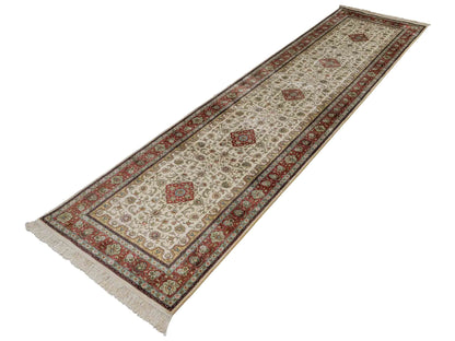 Sehr feiner, handgeknüpfter, chinesischer Orientteppich Läufer mit Hereke Design aus Viskose, creme, weiß, rosa. 309x78 cm. Verkauf durch Jupiter Intl.