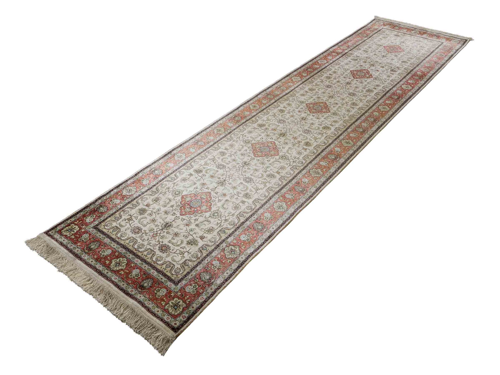 Sehr feiner, handgeknüpfter, chinesischer Orientteppich Läufer mit Hereke Design aus Viskose, creme, weiß, rosa. 309x78 cm. Verkauf durch Jupiter Intl.