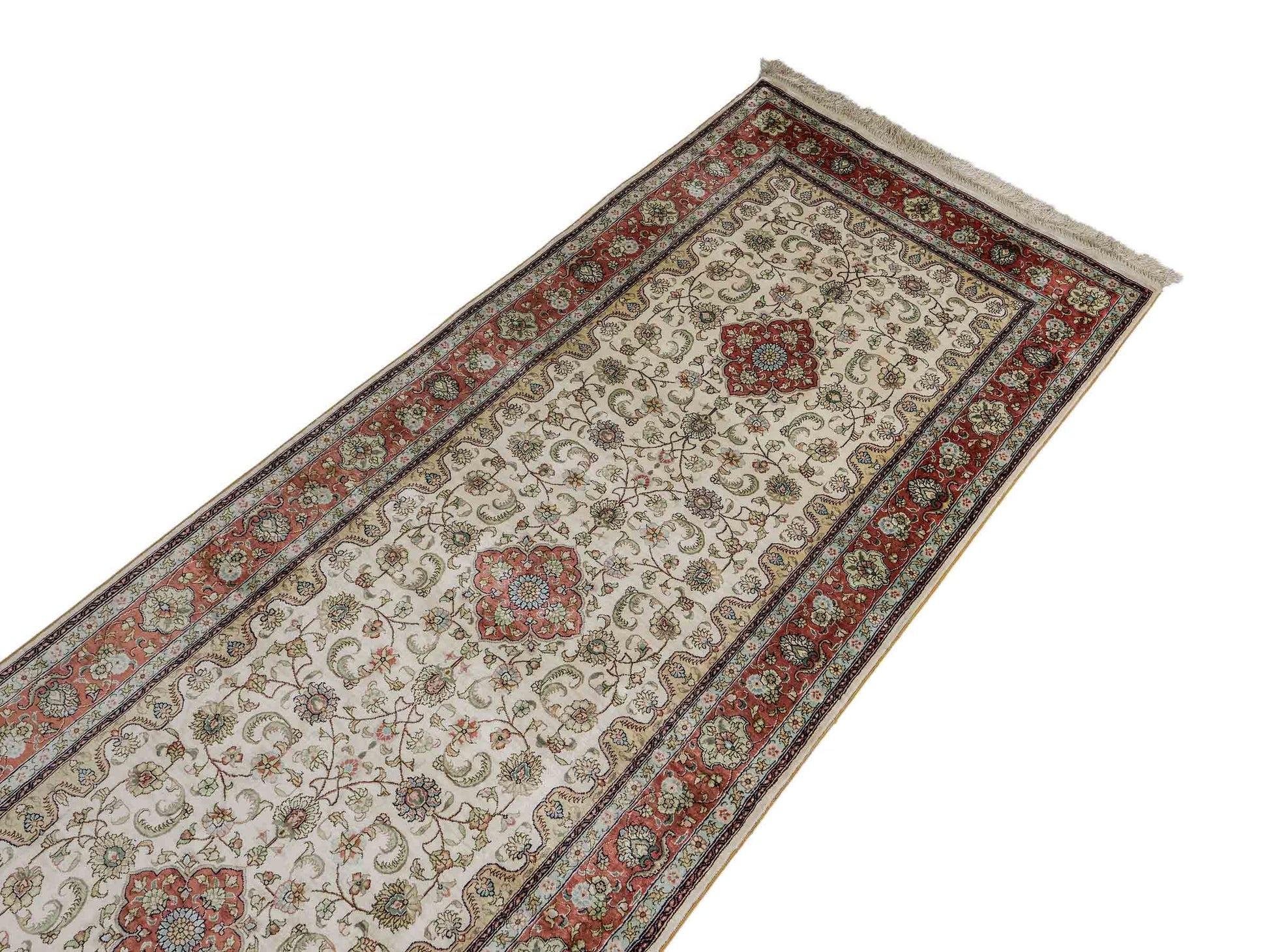 Sehr feiner, handgeknüpfter, chinesischer Orientteppich Läufer mit Hereke Design aus Viskose, creme, weiß, rosa. 309x78 cm. Verkauf durch Jupiter Intl.