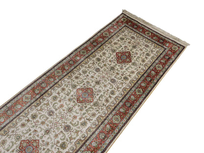 Sehr feiner, handgeknüpfter, chinesischer Orientteppich Läufer mit Hereke Design aus Viskose, creme, weiß, rosa. 309x78 cm. Verkauf durch Jupiter Intl.