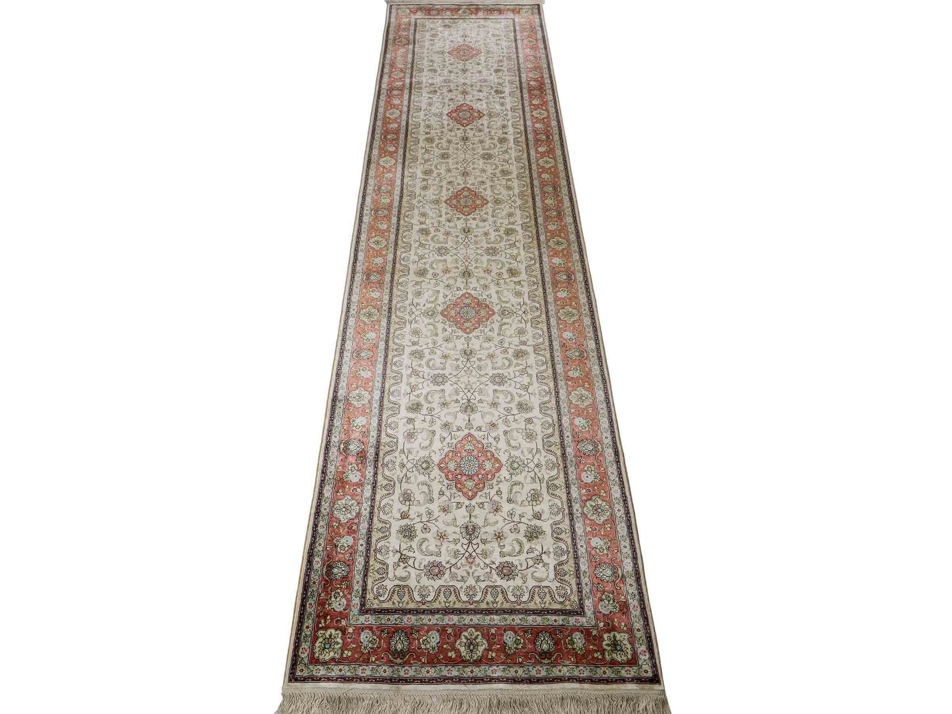 Sehr feiner, handgeknüpfter, chinesischer Orientteppich Läufer mit Hereke Design aus Viskose, creme, weiß, rosa. 309x78 cm. Verkauf durch Jupiter Intl.