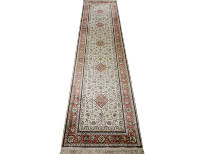 Sehr feiner, handgeknüpfter, chinesischer Orientteppich Läufer mit Hereke Design aus Viskose, creme, weiß, rosa. 309x78 cm. Verkauf durch Jupiter Intl.