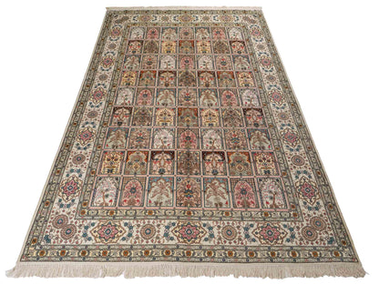 Feiner, handgeknüpfter, chinesischer Orientteppich mit Hereke Design aus Viskose, creme, weiß. 271x183 cm. Verkauf durch Jupiter Intl.