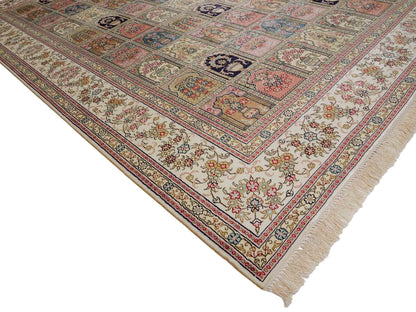 Feiner, handgeknüpfter, chinesischer Orientteppich mit Hereke Design aus Viskose, creme, weiß, mulitcolor. 272x184 cm. Verkauf durch Jupiter Intl.