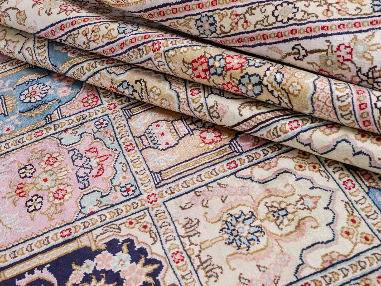 Feiner, handgeknüpfter, chinesischer Orientteppich mit Hereke Design aus Viskose, creme, weiß, mulitcolor. 272x184 cm. Verkauf durch Jupiter Intl.