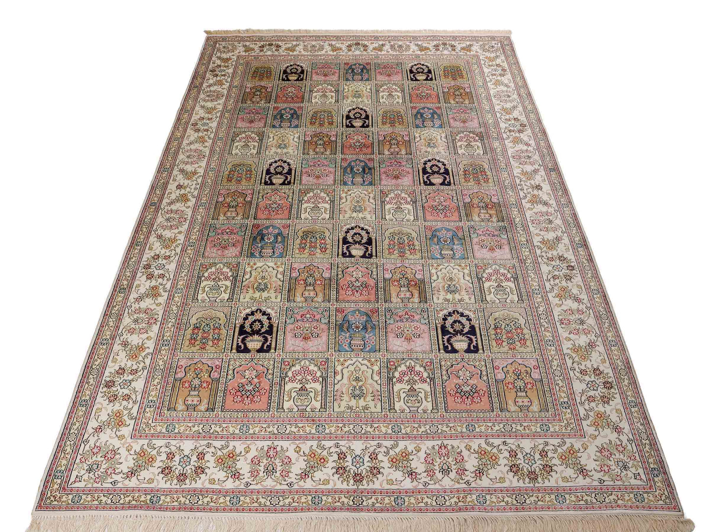 Feiner, handgeknüpfter, chinesischer Orientteppich mit Hereke Design aus Viskose, creme, weiß, mulitcolor. 272x184 cm. Verkauf durch Jupiter Intl.
