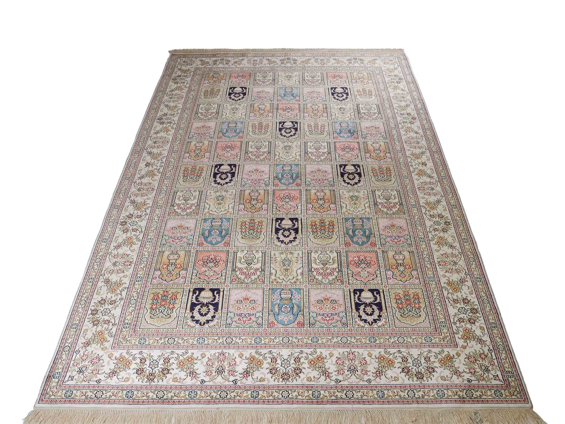Feiner, handgeknüpfter, chinesischer Orientteppich mit Hereke Design aus Viskose, creme, weiß, mulitcolor. 272x184 cm. Verkauf durch Jupiter Intl.