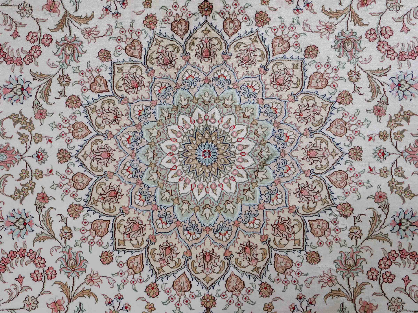 Feiner, handgeknüpfter, chinesischer Orientteppich mit Nain Design aus Viskose, creme, weiß, multicolor. 278x185 cm. Verkauf durch Jupiter Intl.