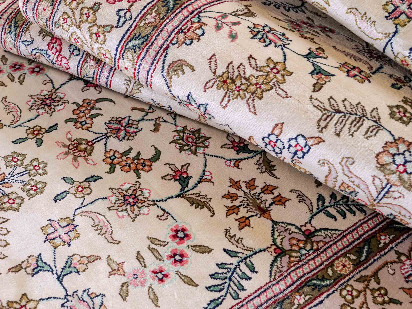 Sehr feiner, handgeknüpfter, chinesischer Orientteppich Läufer mit Hereke Design aus Viskose, creme, weiß. 303x79 cm. Verkauf durch Jupiter Intl.
