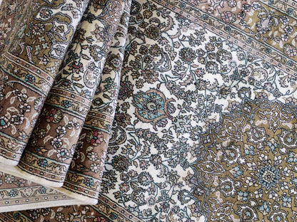 Sehr feiner, handgeknüpfter, chinesischer Orientteppich Läufer mit Ghom Design aus Viskose, creme, braun. 303x80 cm. Verkauf durch Jupiter Intl.