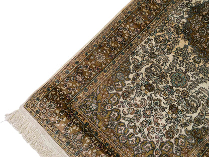 Sehr feiner, handgeknüpfter, chinesischer Orientteppich Läufer mit Ghom Design aus Viskose, creme, braun. 303x80 cm. Verkauf durch Jupiter Intl.