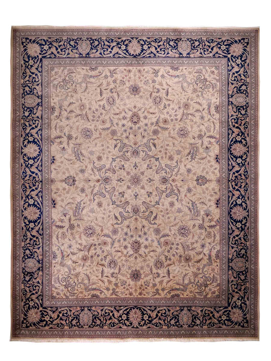 Feiner, handgeknüpfter Sino Isfahan Orientteppich aus reiner Wolle mit Allover-Muster von Khademi. Größe: 306 x 252 cm. Farbe: Greige, blau. RB3-1756. Ursprung: China. Verkauf durch JUPITER Intl.