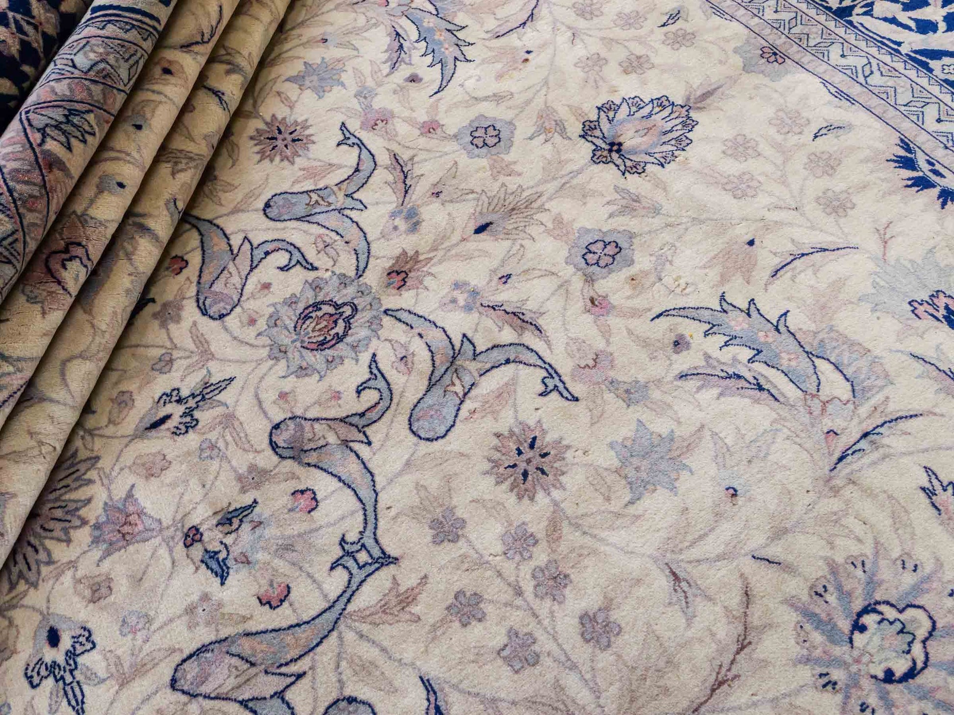 Feiner, handgeknüpfter Sino Isfahan Orientteppich aus reiner Wolle mit Allover-Muster von Khademi. Größe: 306 x 252 cm. Farbe: Greige, blau. RB3-1756. Ursprung: China. Verkauf durch JUPITER Intl.