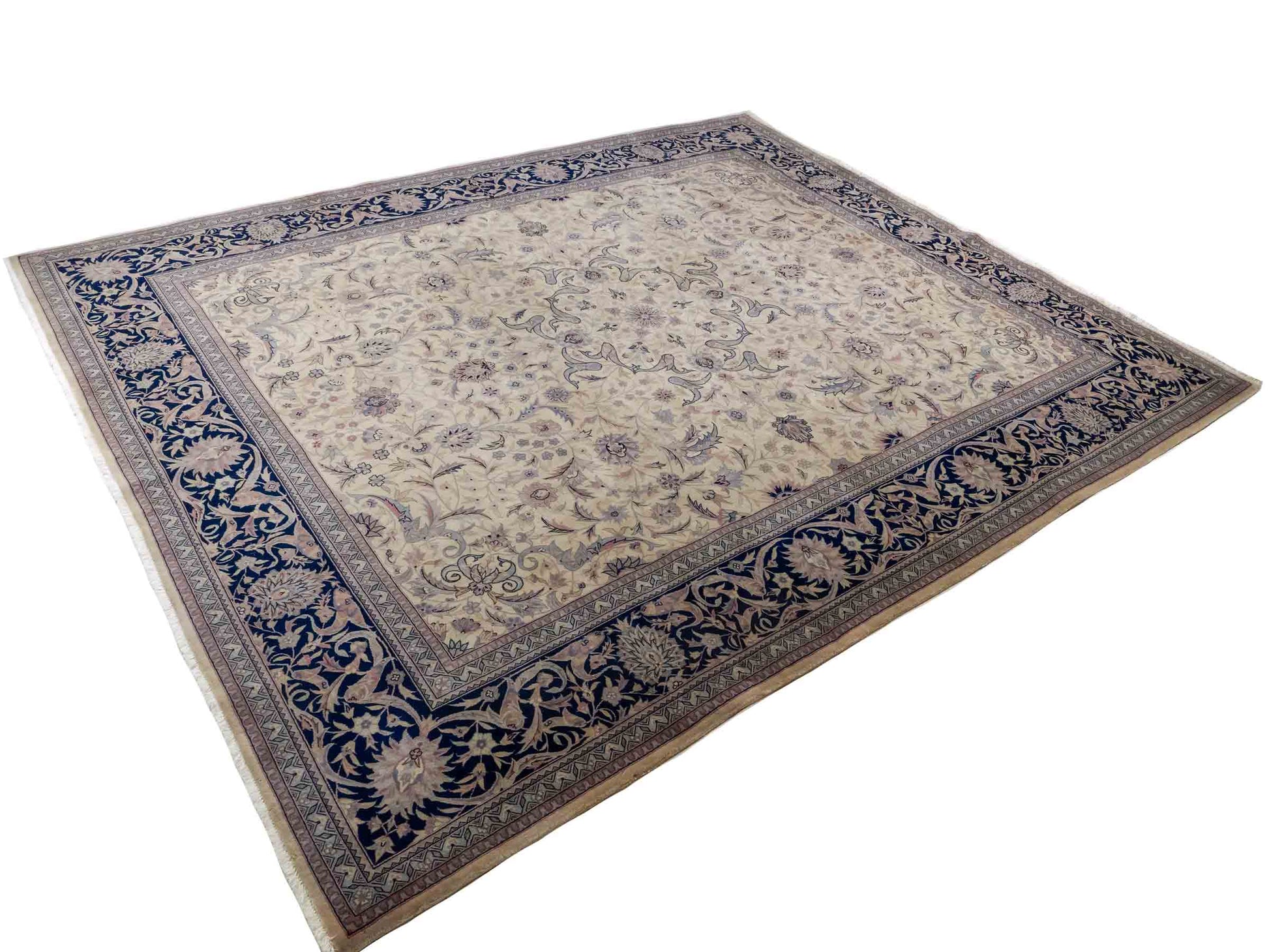Feiner, handgeknüpfter Sino Isfahan Orientteppich aus reiner Wolle mit Allover-Muster von Khademi. Größe: 306 x 252 cm. Farbe: Greige, blau. RB3-1756. Ursprung: China. Verkauf durch JUPITER Intl.