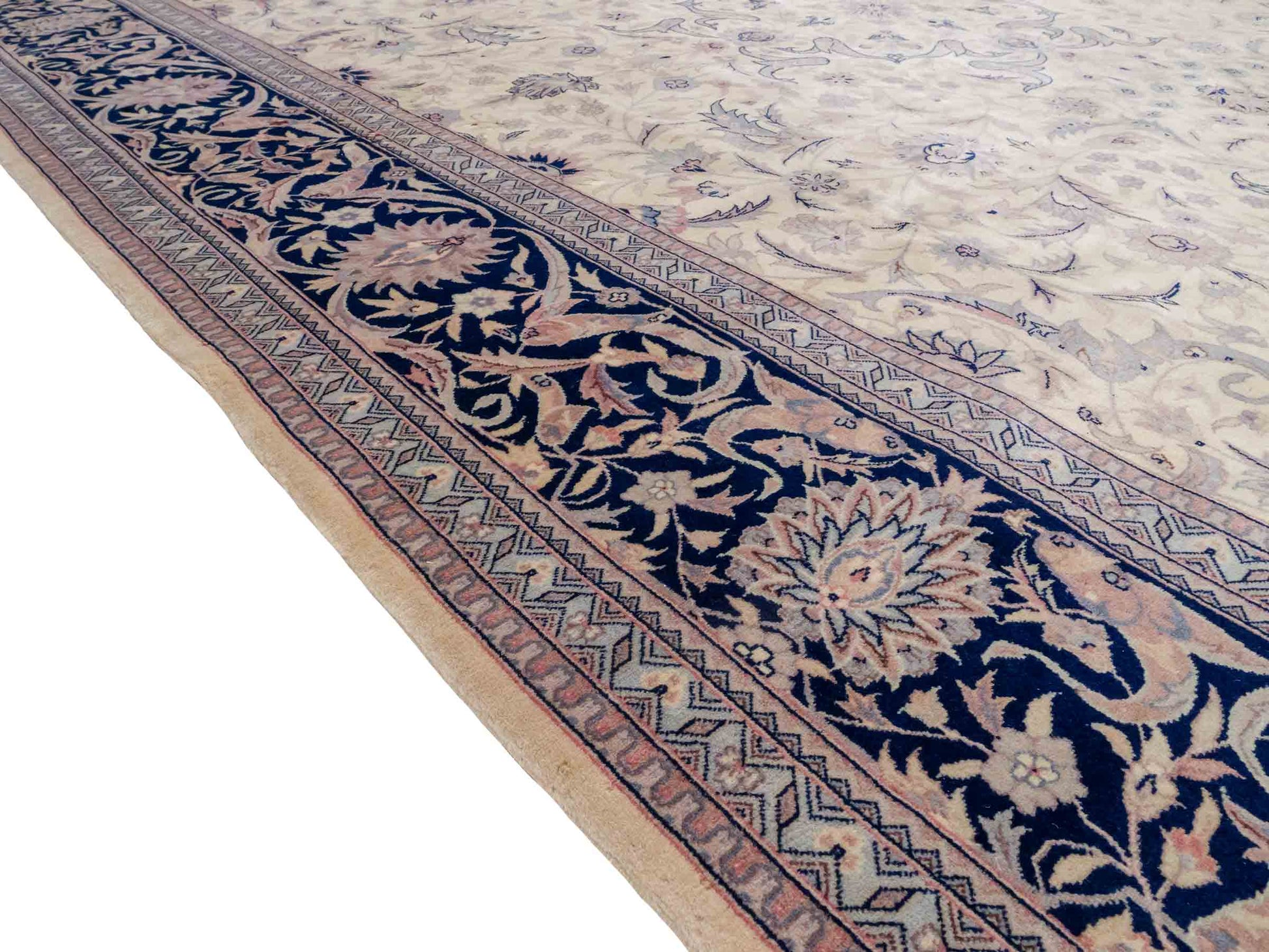Feiner, handgeknüpfter Sino Isfahan Orientteppich aus reiner Wolle mit Allover-Muster von Khademi. Größe: 306 x 252 cm. Farbe: Greige, blau. RB3-1756. Ursprung: China. Verkauf durch JUPITER Intl.