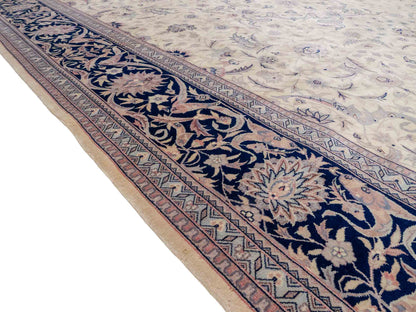 Feiner, handgeknüpfter Sino Isfahan Orientteppich aus reiner Wolle mit Allover-Muster von Khademi. Größe: 306 x 252 cm. Farbe: Greige, blau. RB3-1756. Ursprung: China. Verkauf durch JUPITER Intl.