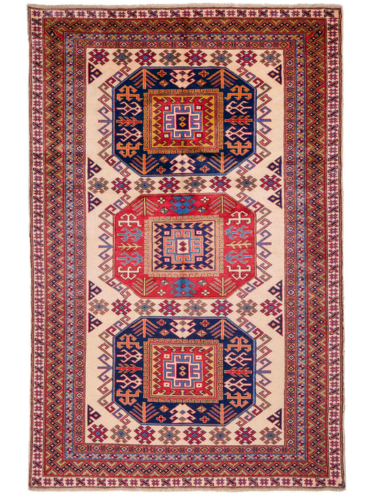 Handgeknüpfter, afghanischer Super Kazak Orientteppich aus Wolle von Khademi. Größe: 182 x 125 cm. Farbe: Cremeweiß, rot, blau, cremeweiß. Verkauf durch JUPITER Intl.