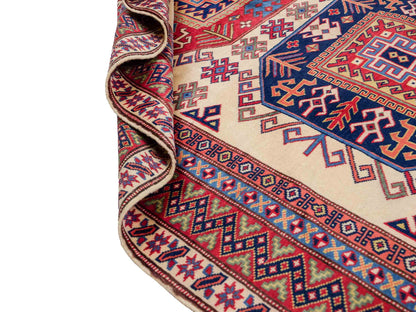 Handgeknüpfter, afghanischer Super Kazak Orientteppich aus Wolle von Khademi. Größe: 182 x 125 cm. Farbe: Cremeweiß, rot, blau, cremeweiß. Verkauf durch JUPITER Intl.