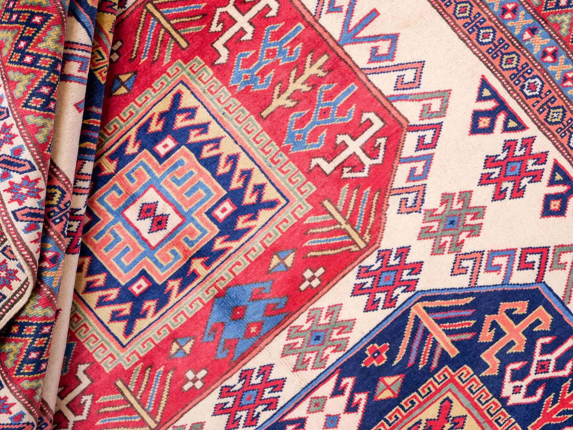 Handgeknüpfter, afghanischer Super Kazak Orientteppich aus Wolle von Khademi. Größe: 182 x 125 cm. Farbe: Cremeweiß, rot, blau, cremeweiß. Verkauf durch JUPITER Intl.