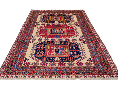 Handgeknüpfter, afghanischer Super Kazak Orientteppich aus Wolle von Khademi. Größe: 182 x 125 cm. Farbe: Cremeweiß, rot, blau, cremeweiß. Verkauf durch JUPITER Intl.