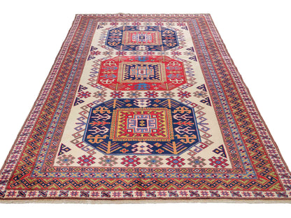 Handgeknüpfter, afghanischer Super Kazak Orientteppich aus Wolle von Khademi. Größe: 182 x 125 cm. Farbe: Cremeweiß, rot, blau, cremeweiß. Verkauf durch JUPITER Intl.