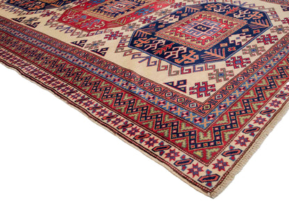 Handgeknüpfter, afghanischer Super Kazak Orientteppich aus Wolle von Khademi. Größe: 182 x 125 cm. Farbe: Cremeweiß, rot, blau, cremeweiß. Verkauf durch JUPITER Intl.