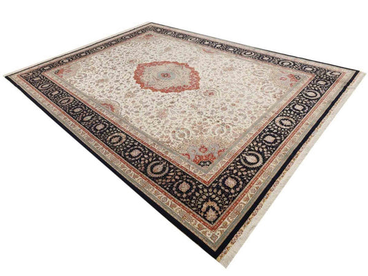 Sehr feiner, handgeknüpfter Khademi Orientteppich mit Täbriz Design aus Wolle mit Seide, creme, blau, orange. 426x305 cm. Vertrieb durch Jupiter Intl.