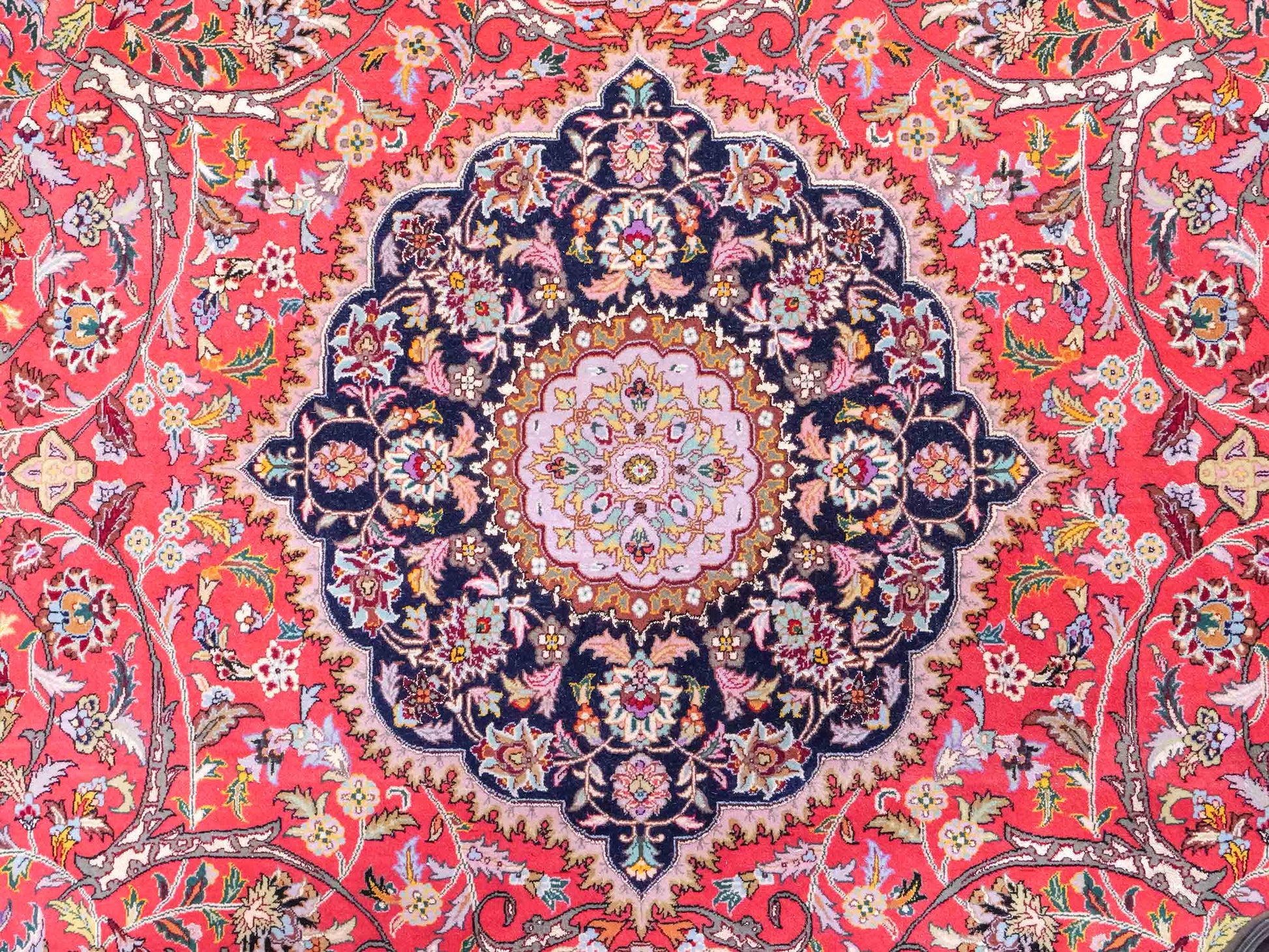 Sehr feiner, runder, handgeknüpfter Khademi Orientteppich mit Täbriz Design aus Wolle und Seide, rot, blau. 272x272 cm. Vertrieb durch Jupiter Intl.
