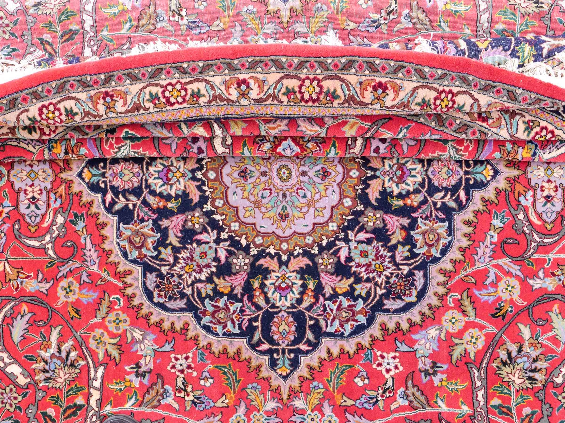 Sehr feiner, runder, handgeknüpfter Khademi Orientteppich mit Täbriz Design aus Wolle und Seide, rot, blau. 272x272 cm. Vertrieb durch Jupiter Intl.