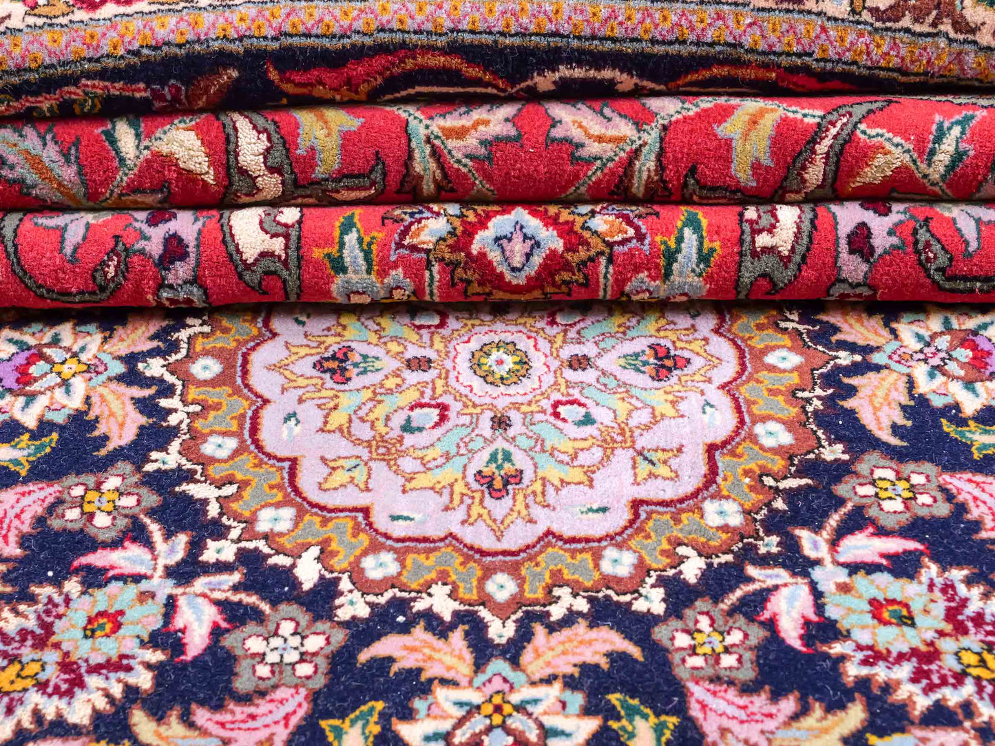 Sehr feiner, runder, handgeknüpfter Khademi Orientteppich mit Täbriz Design aus Wolle und Seide, rot, blau. 272x272 cm. Vertrieb durch Jupiter Intl.