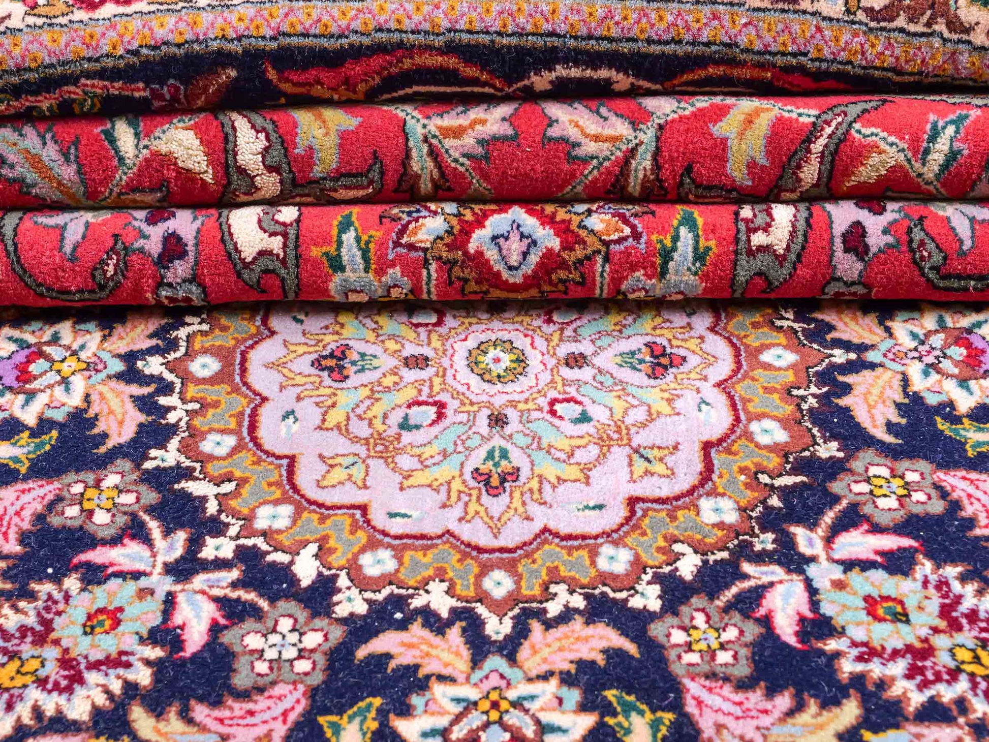 Sehr feiner, runder, handgeknüpfter Khademi Orientteppich mit Täbriz Design aus Wolle und Seide, rot, blau. 272x272 cm. Vertrieb durch Jupiter Intl.